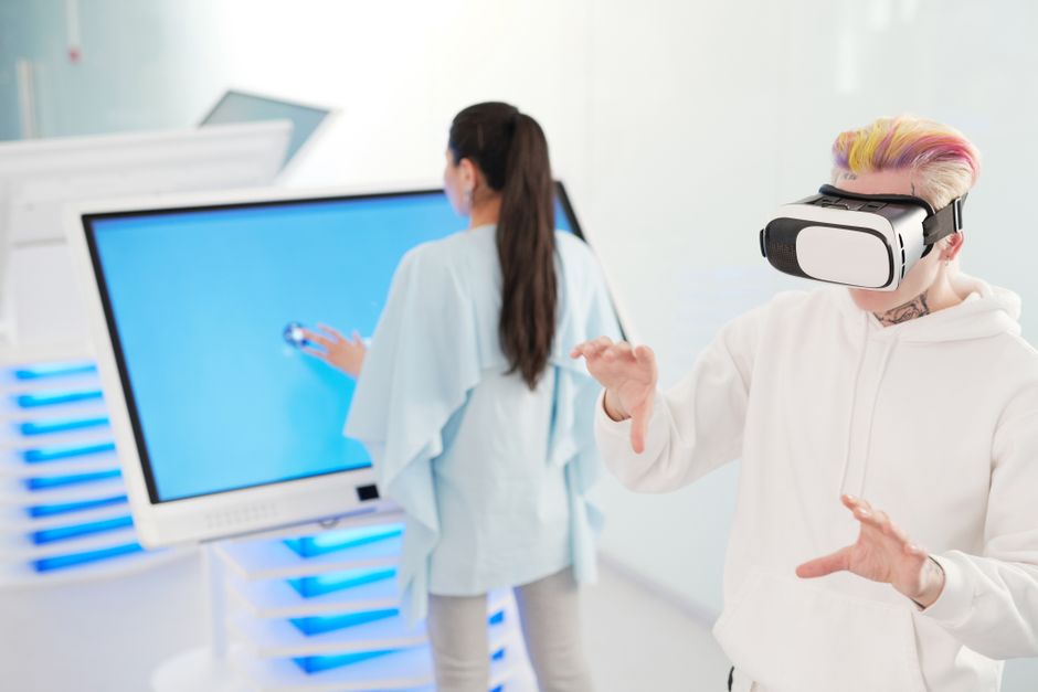 Mladi profesionalci koriste VR i touchscreen tehnologiju u modernom uredu