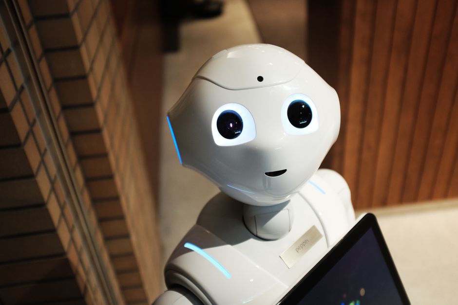 Futuristički humanoidni robot u modernom interijeru