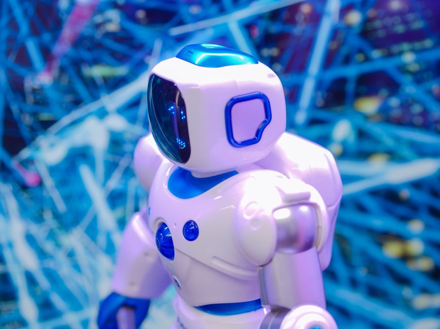 Bijelo-plavi robot na futurističkoj pozadini